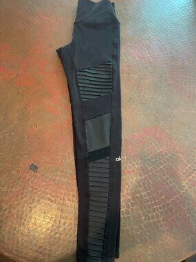 ALO Yoga Moto Leggings – Black/Black Glossy | Edgy Athleisure Staple